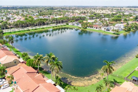 Townhouse in Miami, Florida 3 bedrooms, 171.68 sq.m. № 1926782 - photo 12