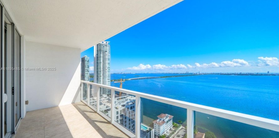 Кондоминиум с 3 спальнями в Майами, Флорида № 1948069