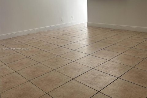 Condo in Sunny Isles Beach, Florida, 2 bedrooms  № 1974613 - photo 11