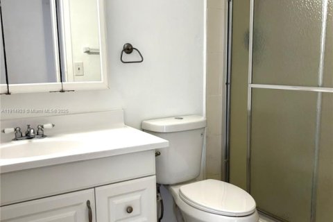 Condo in Sunny Isles Beach, Florida, 2 bedrooms  № 1974613 - photo 16