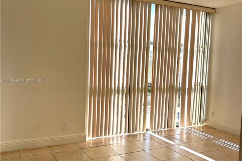 Condo in Sunny Isles Beach, Florida, 2 bedrooms  № 1974613 - photo 22