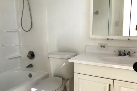 Condo in Sunny Isles Beach, Florida, 2 bedrooms  № 1974613 - photo 27