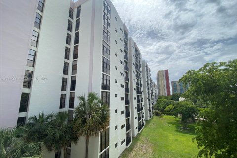 Condo in Sunny Isles Beach, Florida, 2 bedrooms  № 1974613 - photo 3