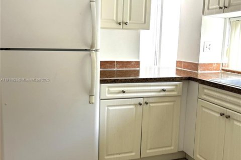 Condo in Sunny Isles Beach, Florida, 2 bedrooms  № 1974613 - photo 20