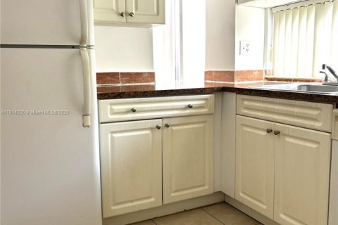 Condo in Sunny Isles Beach, Florida, 2 bedrooms  № 1974613 - photo 21