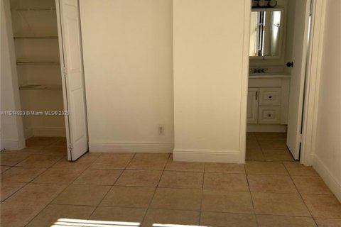 Condo in Sunny Isles Beach, Florida, 2 bedrooms  № 1974613 - photo 25