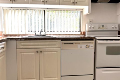 Condo in Sunny Isles Beach, Florida, 2 bedrooms  № 1974613 - photo 18