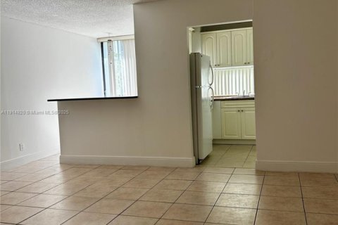 Condo in Sunny Isles Beach, Florida, 2 bedrooms  № 1974613 - photo 13