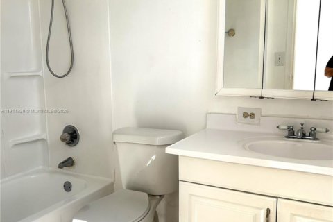 Condo in Sunny Isles Beach, Florida, 2 bedrooms  № 1974613 - photo 28