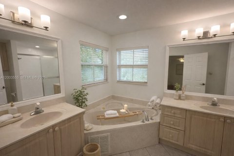 House in Weston, Florida 3 bedrooms, 140.93 sq.m. № 2069235 - photo 27