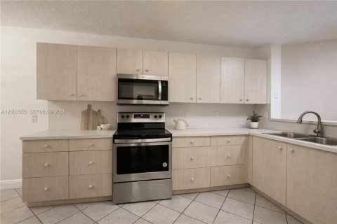 House in Weston, Florida 3 bedrooms, 140.93 sq.m. № 2069235 - photo 5