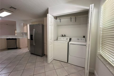 House in Weston, Florida 3 bedrooms, 140.93 sq.m. № 2069235 - photo 10