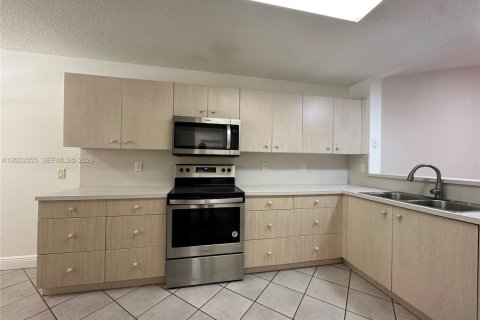 House in Weston, Florida 3 bedrooms, 140.93 sq.m. № 2069235 - photo 6