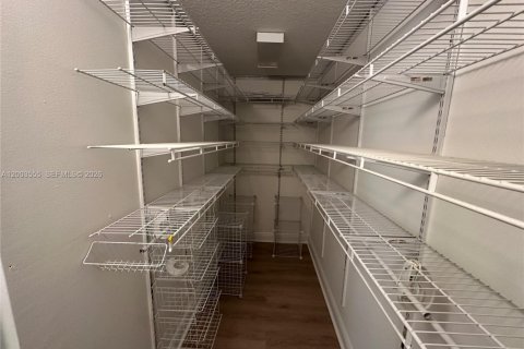 House in Weston, Florida 3 bedrooms, 140.93 sq.m. № 2069235 - photo 26