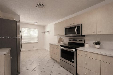 House in Weston, Florida 3 bedrooms, 140.93 sq.m. № 2069235 - photo 7