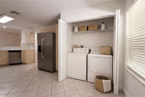 House in Weston, Florida 3 bedrooms, 140.93 sq.m. № 2069235 - photo 9