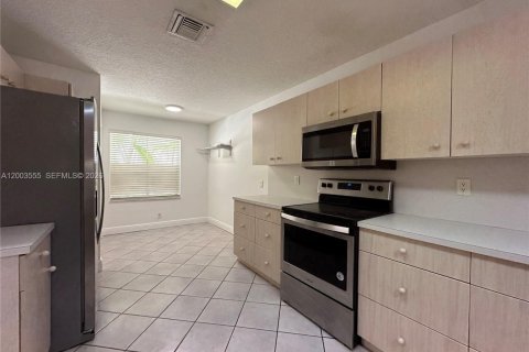 House in Weston, Florida 3 bedrooms, 140.93 sq.m. № 2069235 - photo 8