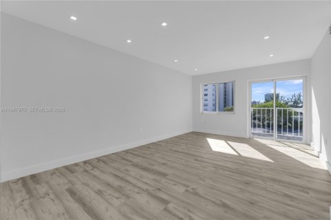 Condo in Miami Beach, Florida, 1 bedroom  № 2004792 - photo 4
