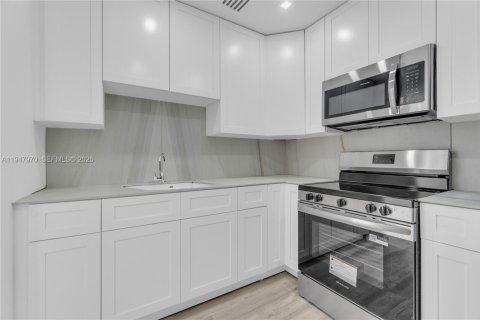 Condo in Miami Beach, Florida, 1 bedroom  № 2004792 - photo 6