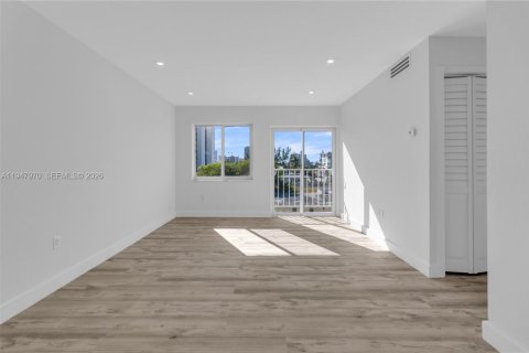 Condo in Miami Beach, Florida, 1 bedroom  № 2004792 - photo 2