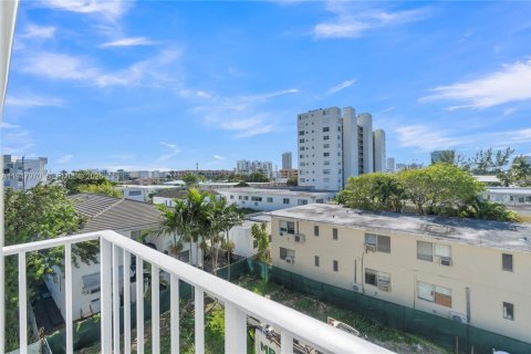 Condo in Miami Beach, Florida, 1 bedroom  № 2004792 - photo 5