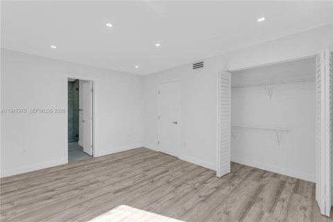 Condo in Miami Beach, Florida, 1 bedroom  № 2004792 - photo 11