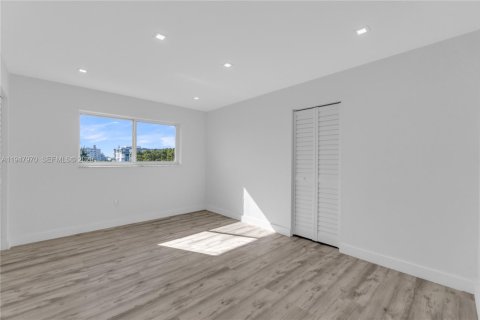 Condo in Miami Beach, Florida, 1 bedroom  № 2004792 - photo 10