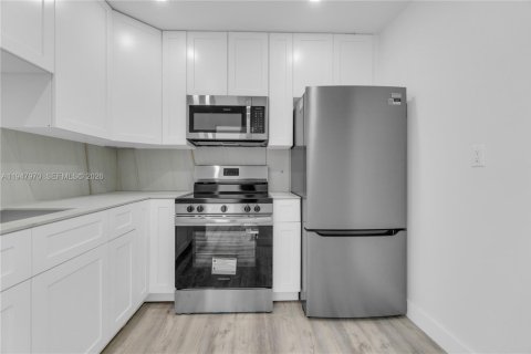 Condo in Miami Beach, Florida, 1 bedroom  № 2004792 - photo 7