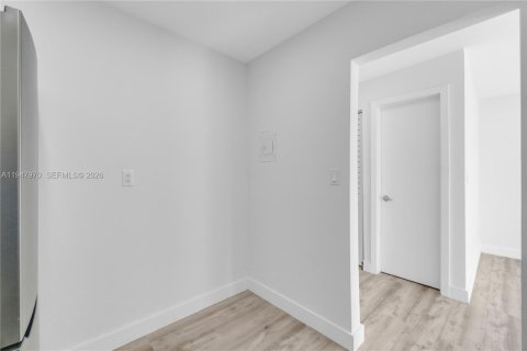 Condo in Miami Beach, Florida, 1 bedroom  № 2004792 - photo 15