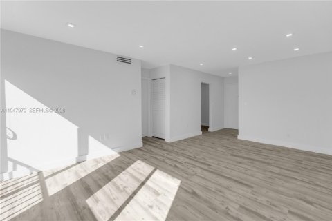 Condo in Miami Beach, Florida, 1 bedroom  № 2004792 - photo 12