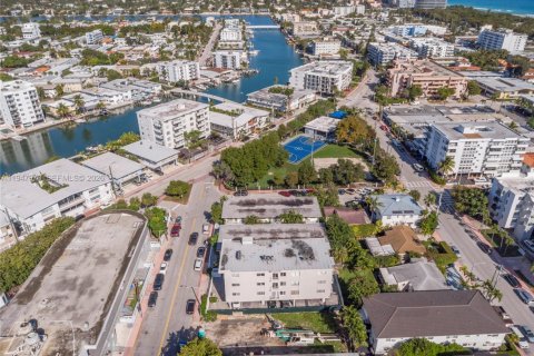 Condo in Miami Beach, Florida, 1 bedroom  № 2004792 - photo 23