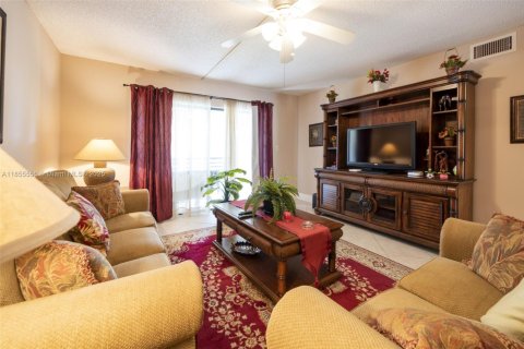 Copropriété à vendre à Tamarac, Floride: 2 chambres, 117.99 m2 № 1889032 - photo 6