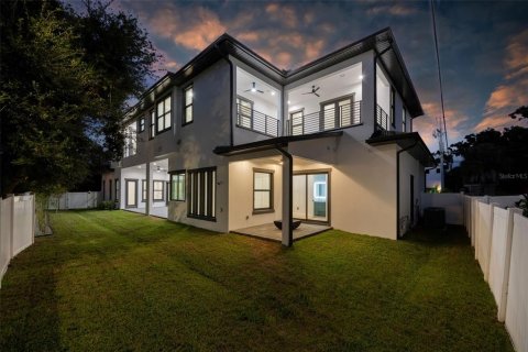 House in Tampa, Florida 5 bedrooms, 473.43 sq.m. № 2229658 - photo 9