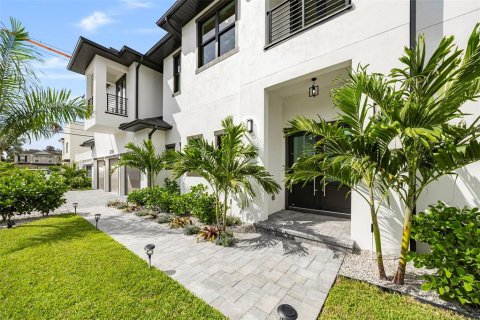 House in Tampa, Florida 5 bedrooms, 473.43 sq.m. № 2229658 - photo 3