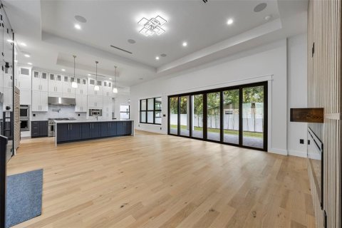 House in Tampa, Florida 5 bedrooms, 473.43 sq.m. № 2229658 - photo 11