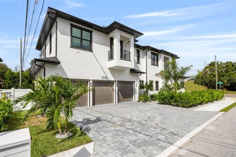 House in Tampa, Florida 5 bedrooms, 473.43 sq.m. № 2229658 - photo 2