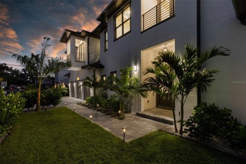 House in Tampa, Florida 5 bedrooms, 473.43 sq.m. № 2229658 - photo 8