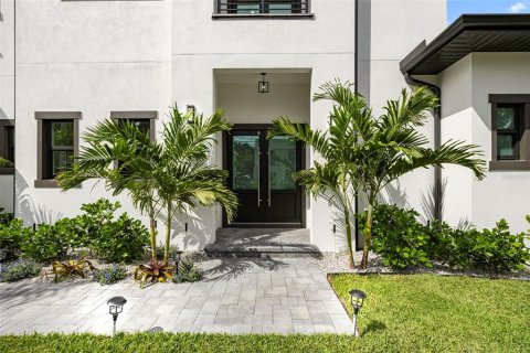House in Tampa, Florida 5 bedrooms, 473.43 sq.m. № 2229658 - photo 5