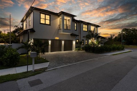 House in Tampa, Florida 5 bedrooms, 473.43 sq.m. № 2229658 - photo 7