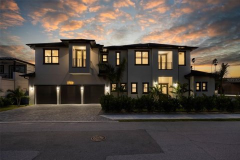 House in Tampa, Florida 5 bedrooms, 473.43 sq.m. № 2229658 - photo 6