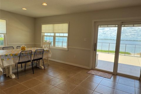 House in Frostproof, Florida 3 bedrooms, 295.89 sq.m. № 2233926 - photo 13