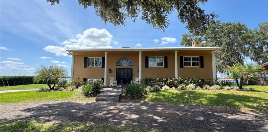 House in Frostproof, Florida 3 bedrooms, 295.89 sq.m. № 2233926