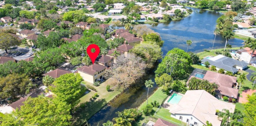 House in Coral Springs, Florida 5 bedrooms, 216.83 sq.m. № 1075959