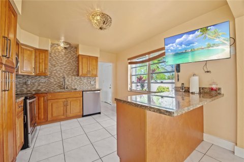 Купить виллу или дом в Майами, Флорида 4 спальни, 157.84м2, № 2049530 - фото 11