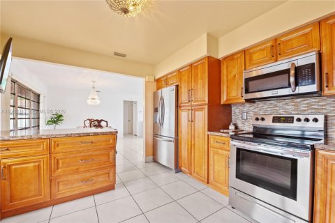 Купить виллу или дом в Майами, Флорида 4 спальни, 157.84м2, № 2049530 - фото 12