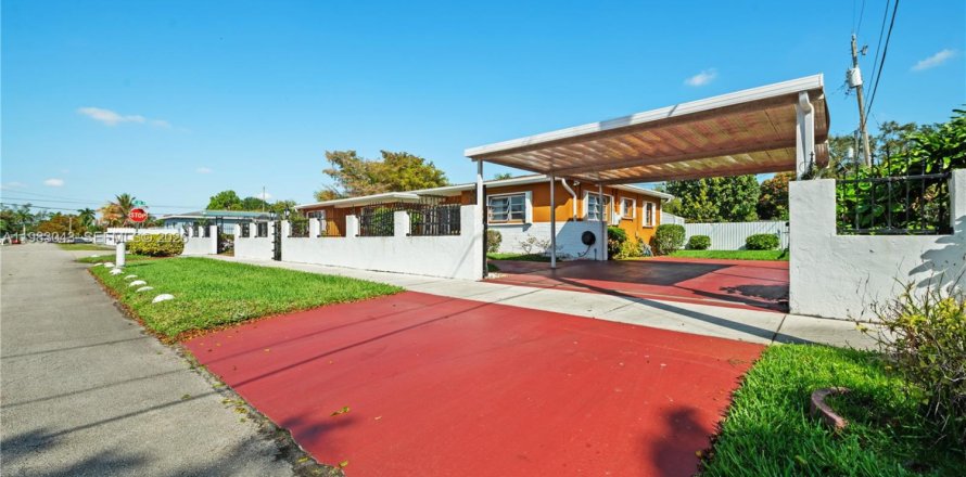 Дом в Майами, Флорида 4 спальни, 157.84м2 № 2049530