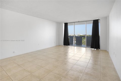 Copropriété à louer à Miami Beach, Floride: 50.17 m2 № 1971098 - photo 3