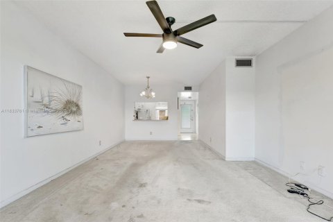 Copropriété à vendre à Sunrise, Floride: 2 chambres, 73.39 m2 № 2027781 - photo 15