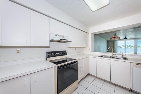 Condo in Saint Petersburg, Florida, 2 bedrooms  № 1917839 - photo 8