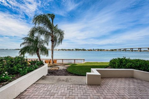 Condo in Saint Petersburg, Florida, 2 bedrooms  № 1917839 - photo 27